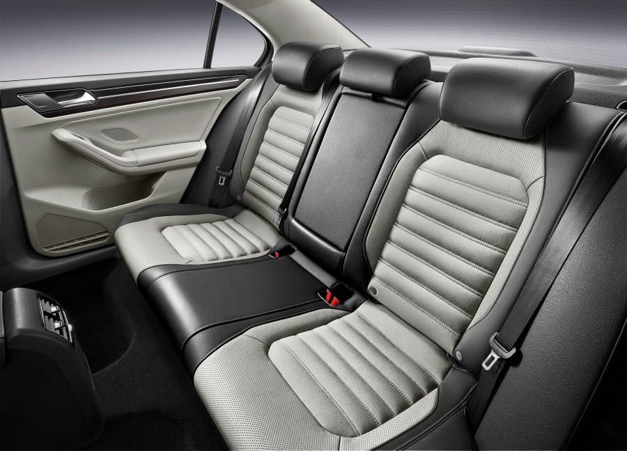 Интерьер Volkswagen Sagitar 2015 года  (фото 12 из 17)